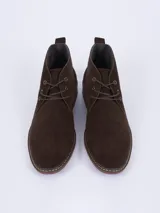 Botín acordonado de gamuza color marrón chocolate con suela de goma.