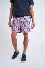 Short de baño con cintura elástica y cordón ajustable, confeccionado en tela ligera de secado rápido. Presenta un estampado botánico integral en tonos amarillos, blancos y azules, con dos bolsillos delanteros y uno posterior.