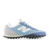 Championes New Balance modelo URC30EA, color celeste con detalles en blanco y gris.