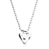 Collar largo compuesto por una cadena de bolas de aleación de metales con baño de plata de ley. Incluye un colgante central en forma de corazón con acabado irregular.