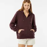 Buzo con cremallera y capucha color borgoña, con bolsillos laterales y cordones ajustables en la capucha.