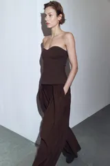 Top tipo corset de color negro con escote corazón y diseño strapless.