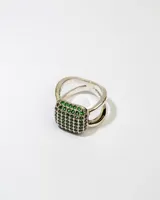 Anillo de plata 925 con dublé de oro y arreglo de zirconias verdes en forma rectangular.