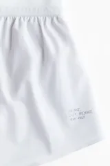 Short de running blanco, confeccionado con tejido funcional DryMove™ que absorbe la humedad. Presenta un corte regular con cintura elástica cubierta, cordón ajustable oculto, bolsillos laterales con cierre y calzoncillo interno de malla suave.