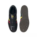 Championes adidas Samba OG de cuero negro con detalles en verde, amarillo y rojo en las icónicas tres tiras laterales. Presenta puntera de gamuza y suela de goma oscura.