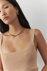 Top negro sin mangas de escote cuadrado y textura acanalada.