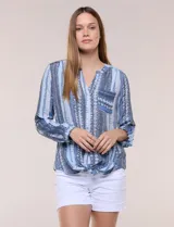 Blusa de gasa Zac & Rachel con estampado de rayas verticales en tonos rosados, amarillos y blancos. Presenta escote en V con cuello mao, cierre frontal con botones, un bolsillo aplicado en el pecho, mangas largas con presilla para regular el largo y detalle de nudo en el dobladillo inferior.