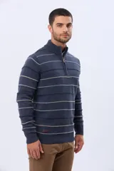 Buzo de algodón tejido color azul marino con rayas horizontales en beige y bordó. Presenta cuello alto con medio cierre frontal y puños y dobladillo acanalados.