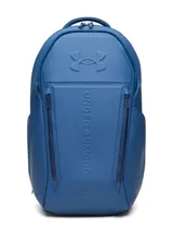 Mochila Under Armour de color azul marino, diseñada con tirantes acolchados y texturizados para mayor comodidad, correa ajustable en el pecho con hebilla y el logo de la marca en relieve.