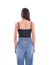 Musculosa negra de breteles finos y corte ajustado.