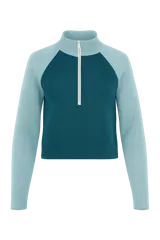 Sweater verde con cierre al cuello, de corte holgado y mangas largas.