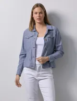 Camisa tipo campera de lino marca Dash, color blanco, con cierre frontal de botones, cuello camisero y bolsillos con solapa en el pecho.