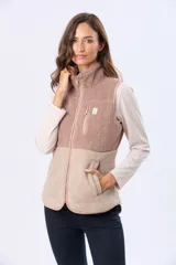 Chaleco de sherpa con diseño color block en tonos beige y rosado. Presenta cierre frontal completo, cuello alto, bolsillo con cierre en el pecho y bolsillos laterales.