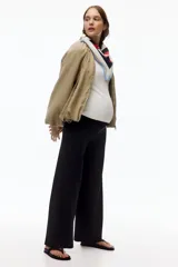 Pantalón ancho negro de punto grueso, de tiro alto con sección elástica ancha en la cintura diseñada para maternidad.
