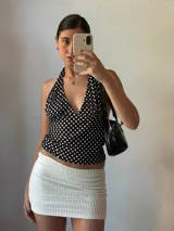 Minifalda color blanco con textura geométrica.