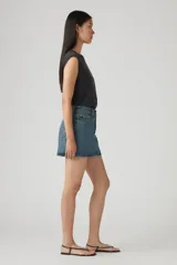 Minifalda de denim azul con cierre de botones frontal y bolsillos delanteros y traseros.