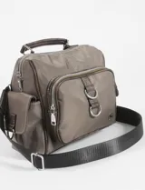 Bandolera convertible en mochila, color negro, con múltiples bolsillos externos con cierre, manija superior y correas regulables y extraíbles.