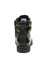 Bota de cuero negro con diseño de caña media, acordonada con ojales metálicos dorados. Presenta detalles de tachas metálicas y dos correas con hebillas doradas en el lateral externo. Incluye logo de la marca en la lengüeta y en el talón, con suela de goma dentada para mayor tracción.