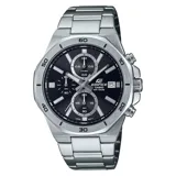 Reloj Casio Edifice cronógrafo con caja y pulsera de acero inoxidable plateado. Esfera negra con marcadores horarios plateados y tres subesferas para cronómetro (1/10 segundos, minutos y segundos). Presenta visor de fecha a las 4:30.
