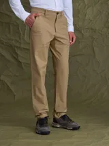 Pantalón de gabardina color beige, de corte recto y estilo clásico, con bolsillos laterales y cierre frontal con botón.