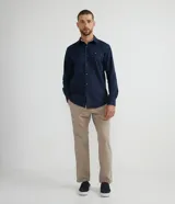 Camisa de vestir azul marino, corte slim fit, de tela Oxford, con cuello camisero y cierre con botones.