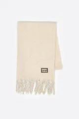 Bufanda de tejido cepillado con acabado brillante de lúrex, con flecos en los extremos y etiqueta de la marca Bimba y Lola cosida en una esquina.