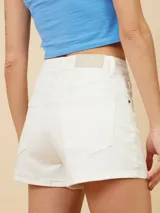 Short de jean blanco de cintura alta, corte slim fit, con cierre de botón y cremallera.