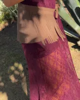 Culerito de descarne vacuno color negro, con diseño envolvente y flecos laterales. Cuenta con tiras para atar en la cintura y etiqueta de la marca Lucy in the Sky.