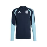 Buzo de entrenamiento de manga larga de la Selección Argentina, color azul marino con detalles en celeste claro. Presenta cuello alto con cierre frontal parcial, logo de Adidas y escudo de la AFA en el pecho. Las mangas tienen tres franjas celestes y paneles celestes texturizados en los antebrazos.