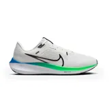 Championes de running Nike Pegasus 40, color negro con detalles en blanco. Presentan una parte superior de malla técnica transpirable, entresuela con tecnología Air Zoom para mayor amortiguación y suela de goma con tracción optimizada.