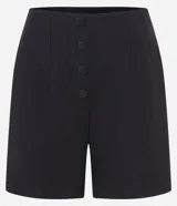 Short de sastrería negro, tiro alto, con cierre frontal de botones visibles.