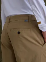 Pantalón de vestir color azul marino, de corte recto y estilo clásico, con bolsillos laterales y cierre frontal.