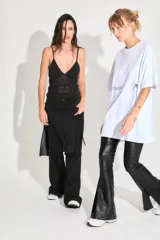 Remerón blanco de jersey 24/1 peinado, corte oversized, mangas cortas y ruedo ancho. Estampa serigrafiada en frente y espalda a contratono.