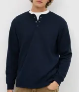 Suéter masculino de tejido texturizado color azul marino, con cuello henley abotonado y mangas largas. Cuenta con un interior forrado en sherpa para mayor abrigo.