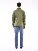 Campera de micropolar verde oliva con cierre frontal, cuello alto y bolsillos laterales con cierre.