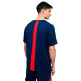 Remera deportiva Umbro del Club Nacional de Football, color azul con detalles en rojo y blanco en el cuello y hombros. Presenta el logo de la marca y el escudo del club bordados en el frente.