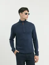 Pantalon de corte clasico confeccionado en algodon sarga con elastano, color marron. Presenta bolsillos delanteros inclinados y bolsillos traseros de ribete con boton.