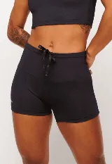 Short deportivo negro de tiro alto, confeccionado en poliamida y elastano. Presenta cordones ajustables en la cintura y logo de la marca en la pierna izquierda.