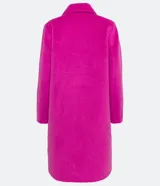 Saco largo color fucsia en polivelour, con cuello solapa, manga larga, botones y bolsillos laterales.