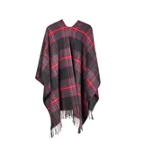 Poncho abierto con diseño de cuadros escoceses en tonos rojo, verde y negro, con terminaciones de flecos en el ruedo.