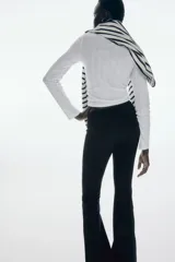 Leggings negros de punto suave con cintura ancha y pierna acampanada.