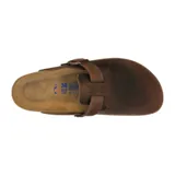 Zueco Birkenstock modelo Boston, color marrón habana, confeccionado en cuero aceitado. Cuenta con plantilla anatómica de corcho y látex, y suela de EVA.