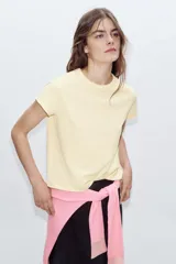 Remera blanca de algodón, de corte regular fit, cuello redondo y manga corta con acabados sin costuras.