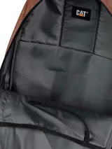 Mochila Caterpillar modelo Benson, color marrón con diseño texturizado. Cuenta con compartimento principal con cierre, bolsillo acolchado para portátil, bolsillos laterales de malla y logo de la marca en el frente.