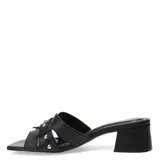 Sandalias tipo zueco de cuero negro con taco cuadrado bajo, puntera cuadrada y tiras anchas decoradas con tachas metálicas plateadas.