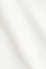 Vestido corto color blanco, de corte recto y manga corta. Presenta costuras verticales en el frente y cierre oculto en la espalda.