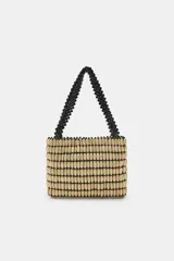 Mini bolso cuadrado confeccionado con cuentas de madera en tonos tostados y asas de mano rígidas con aplicación de abalorios negros a contraste.