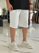 Bermuda deportiva de corte baggy y estilo jogging, en color beige, con bolsillos laterales y cintura elástica.