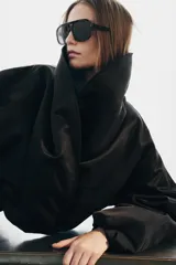 Chaqueta bomber negra ZW Collection con acolchado interior, cuello envolvente de solapa cruzada, mangas largas con puños elásticos y bajo con elástico.