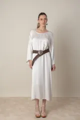 Vestido italiano tipo túnica de satén negro liso, de calce holgado.